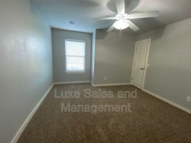 Building Photo - 17604 Sunny Hollow Rd