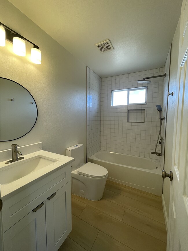 Upstairs bathroom - 1016 Starlight Dr