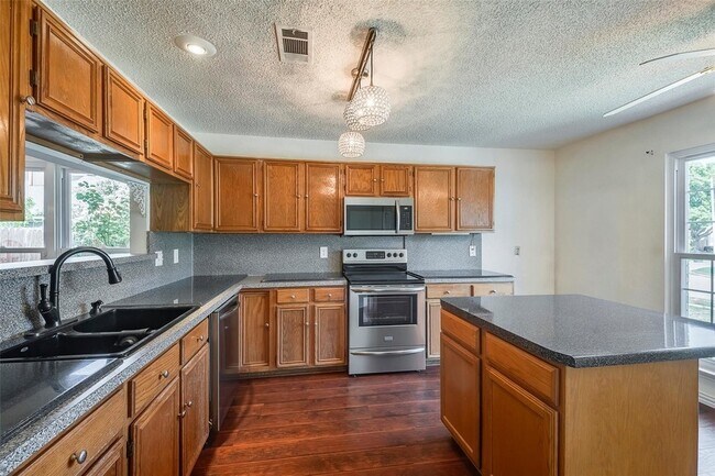 Building Photo - 6304 Brookcrest Dr