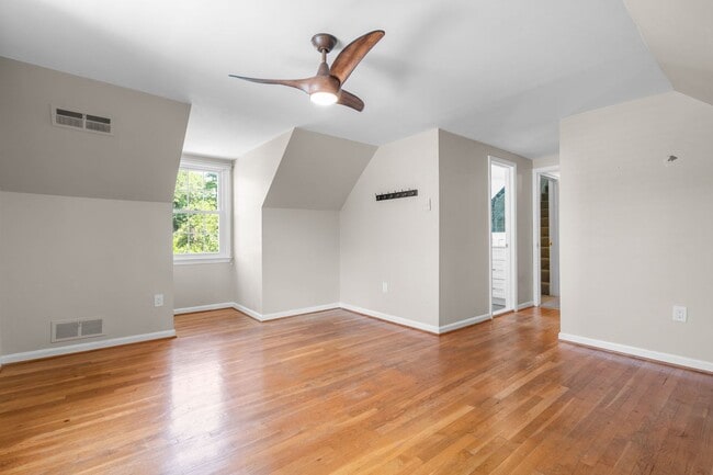 Building Photo - 5 Bed 3 Bath - Rockville Colonial - Update...