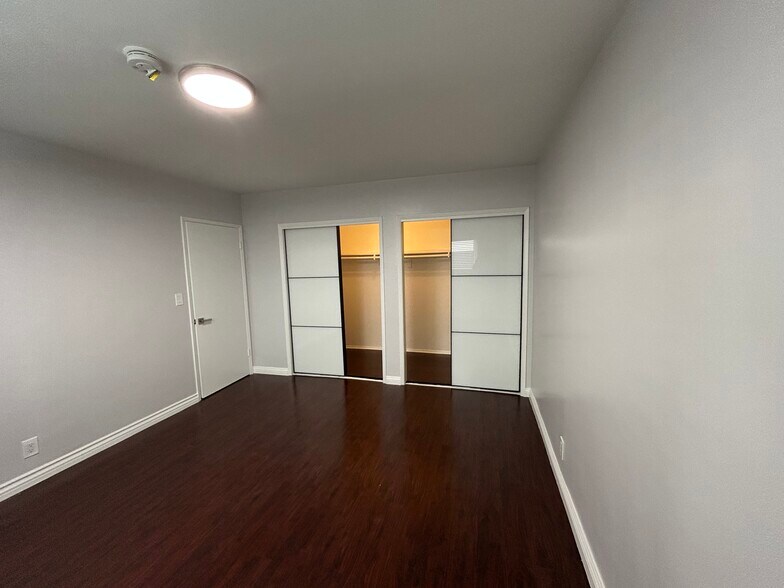 Bedroom Closet - 325 S Doheny Dr