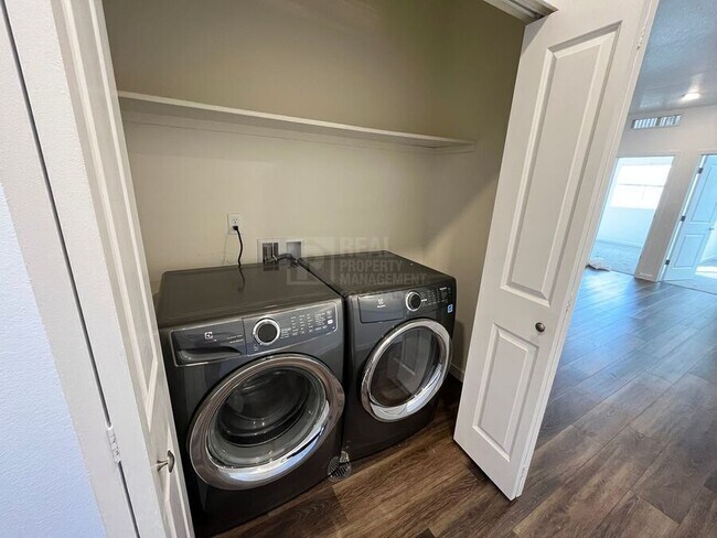 Building Photo - 811 E 98th-505