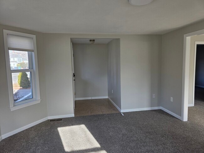 Building Photo - 284 School St