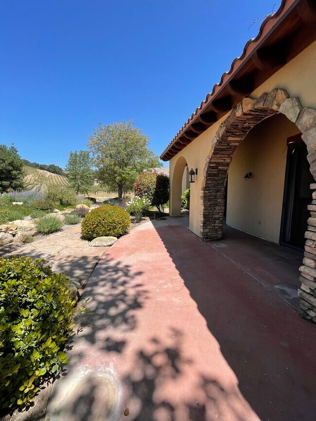 Building Photo - Gorgeous Wine Country 3 Bedroom 2 Bath Sin...