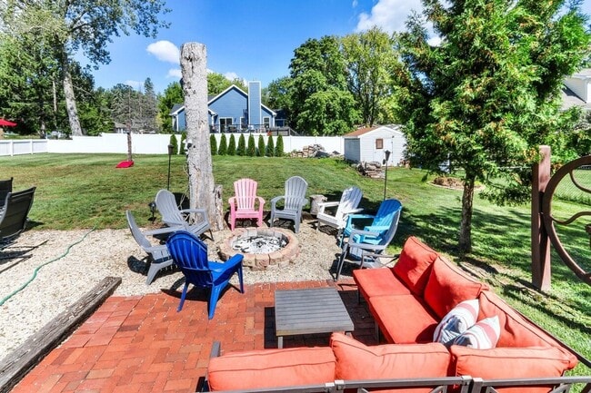 Building Photo - Lake Como Cozy Furnished Loft Available for Monthly & Mid-Term Rentals