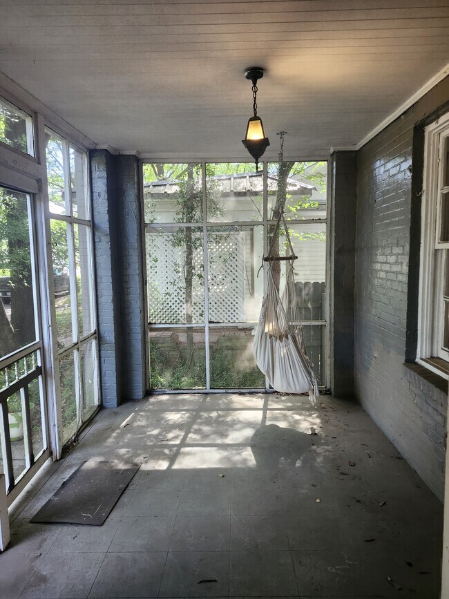 Building Photo - 906 E Fairview Ave