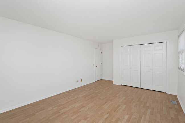 Building Photo - 2122 Rugen Rd