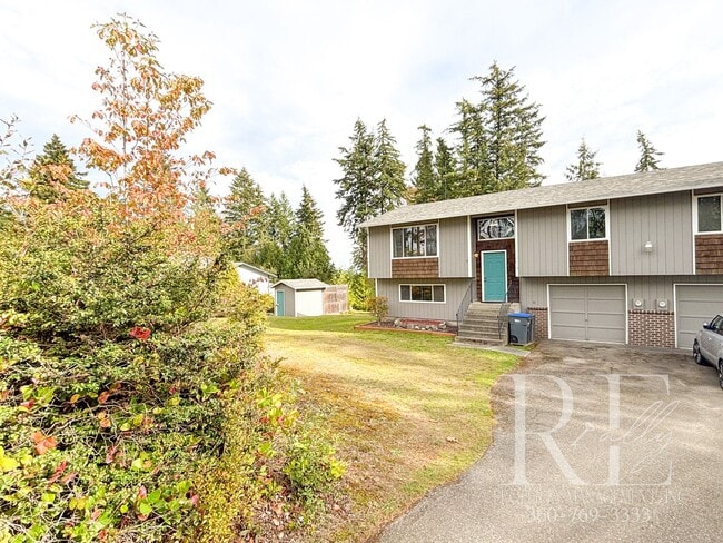 Building Photo - Charming 2-Story Duplex in Silverdale