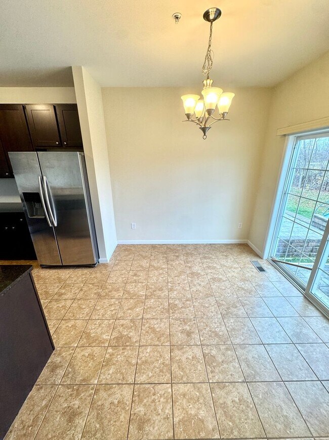 Building Photo - PARKLAND SCHOOLS! THREE BEDROOM TOWNHOME