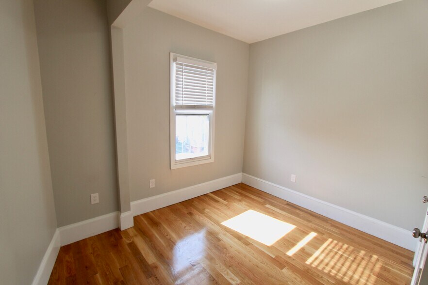 Building Photo - 460 Saratoga St