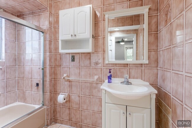 Building Photo - Charming Large Studio Apartment in the Hea...