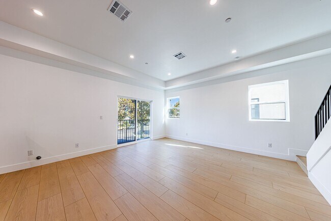 Building Photo - 5931 Woodman Ave