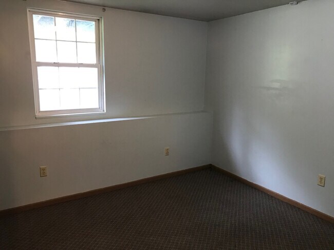 Building Photo - 204 Cherry St