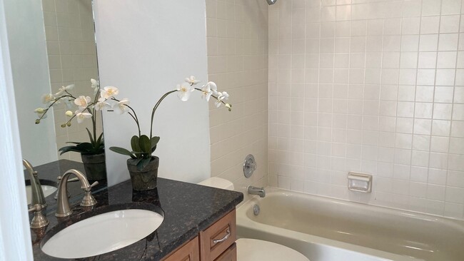 Building Photo - 21W581 North Ave