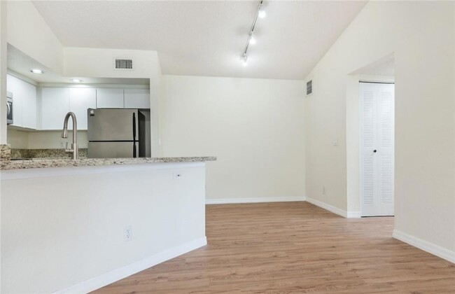 Building Photo - 417 Vista Isles Dr