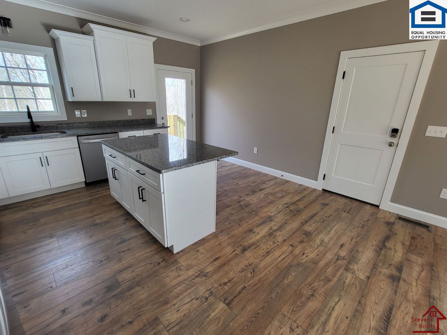 Building Photo - 165 Lakeshire Dr