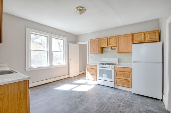 Building Photo - Newly Remodeled Spacious 3 Bedroom Apartment