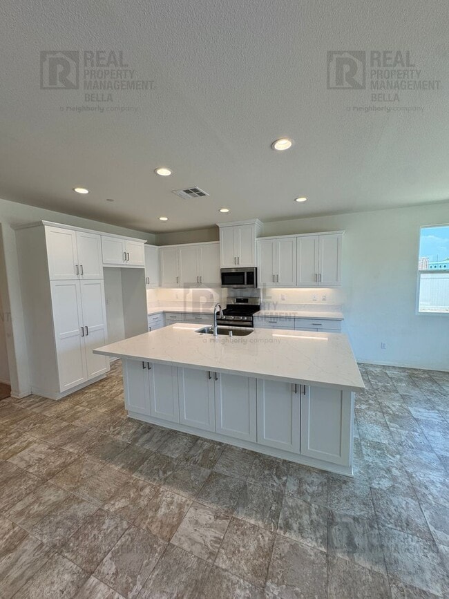 Building Photo - Single-Story Comfort & Style in Prime Heme...