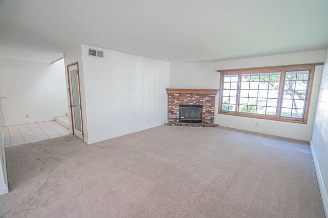 Building Photo - Old Orchard 1 - 4 Bedroom Home in Valencia!