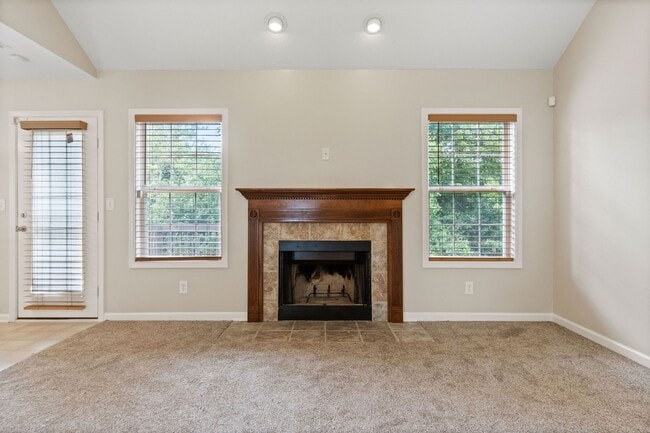 Building Photo - Come take a look at this 5 bedroom beauty!