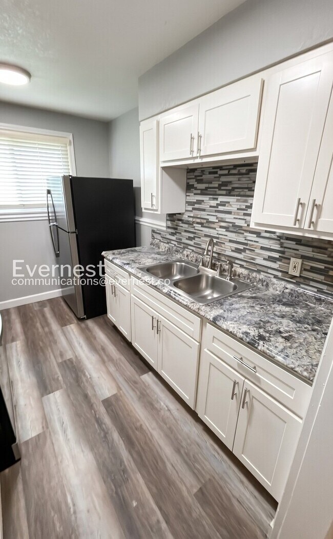 Building Photo - 3 Bed/1 Bath Home with Fenced Yard & Garage / Vouchers Accepted / Available Now!