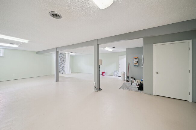 Building Photo - House for Rent 3 Bedrooms 2 Bath !!!!!