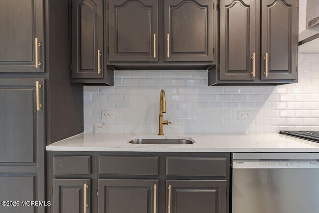 Building Photo - 94 Valley Ave