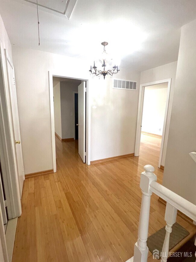 Building Photo - 18 Adams Ct