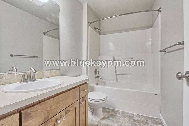 Building Photo - Unique 4 Bed, 2.5 Bath Home Near Burnt Bridge Creek Path