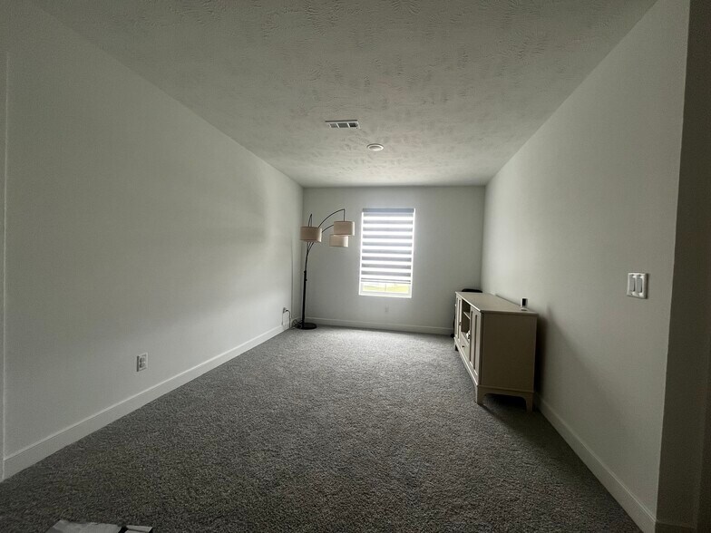 Upstairs lounge/bonus space - 362 Jonagold Dr NE