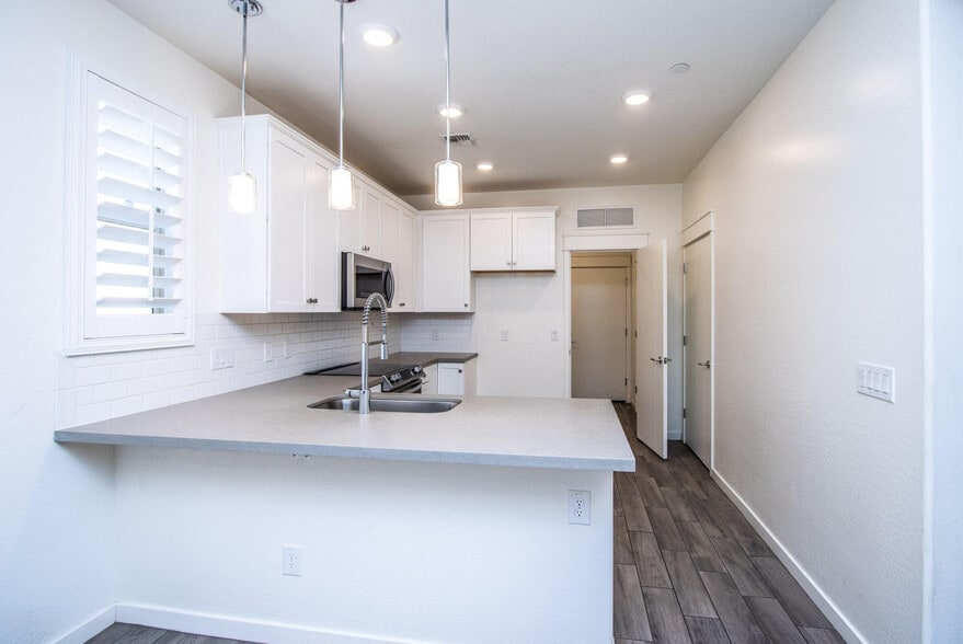 Kitchen - 300 N Gila Springs Blvd