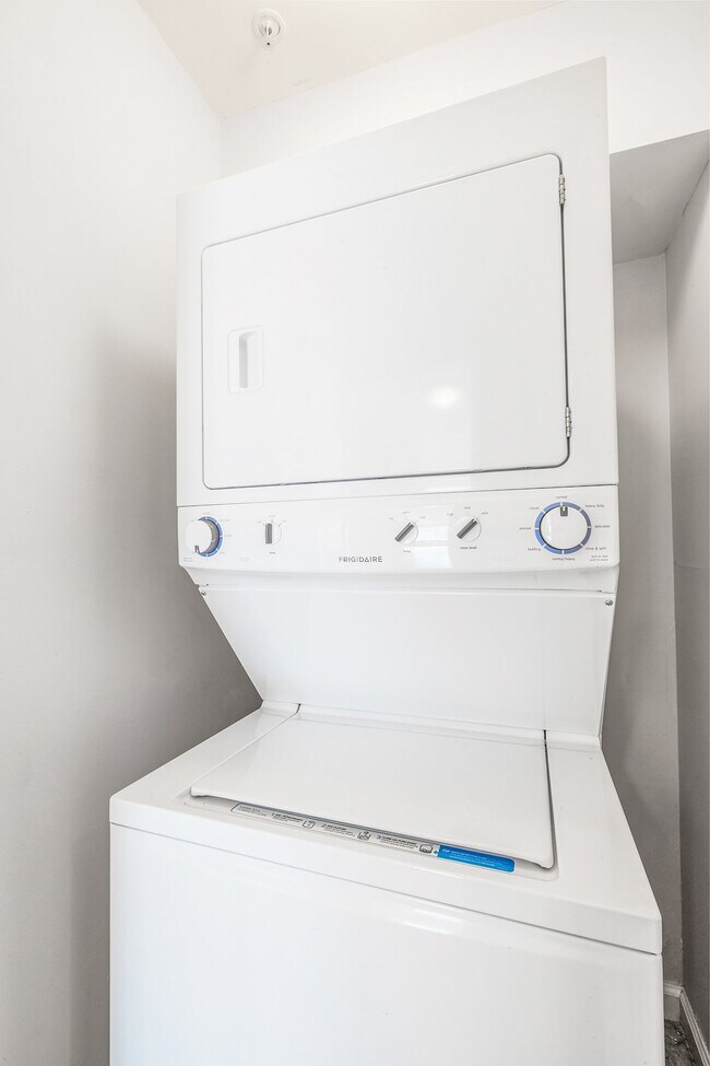 Building Photo - 153 Riveredge Dr