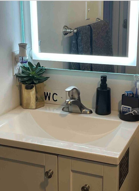 Bathroom - 4342 Jarboe St