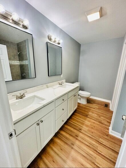 Master bathroom - 4916 Mecca St