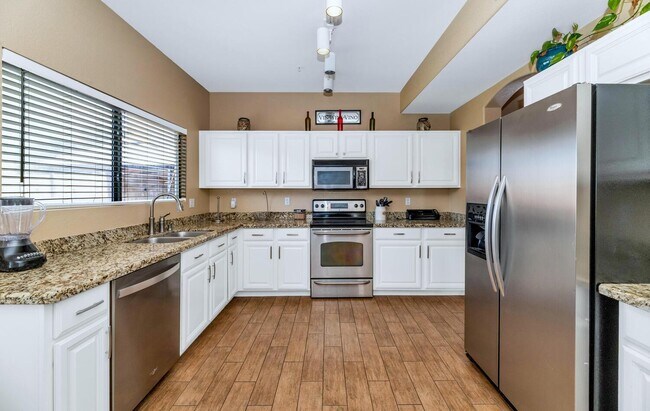 Building Photo - 11155 E Laurel Ln