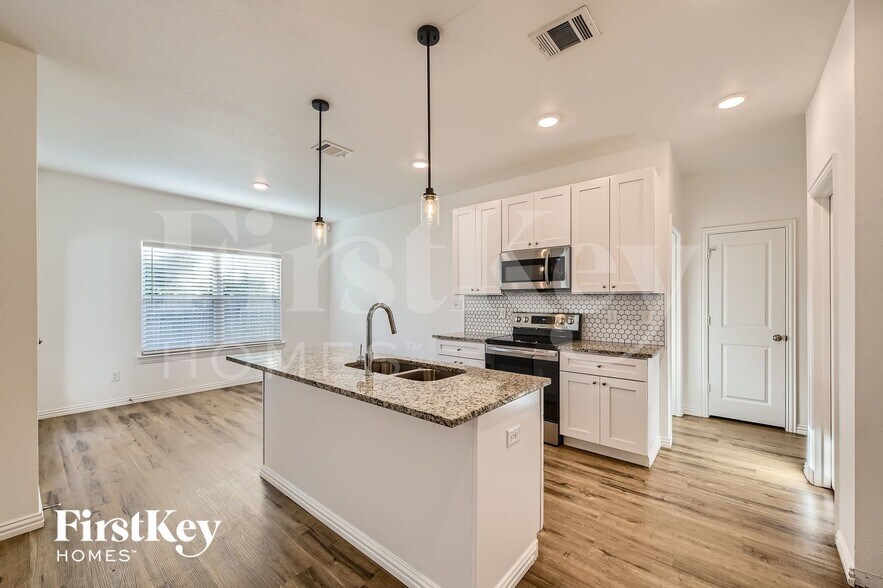 Building Photo - 7384 Parkside Pl Dr