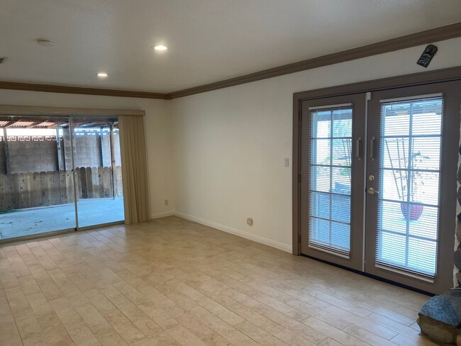 Building Photo - 3 Bed, 2 bath single story home with RV pa...