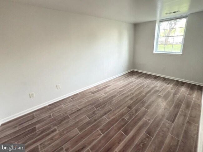 Building Photo - 1260 Sugarwood Cir