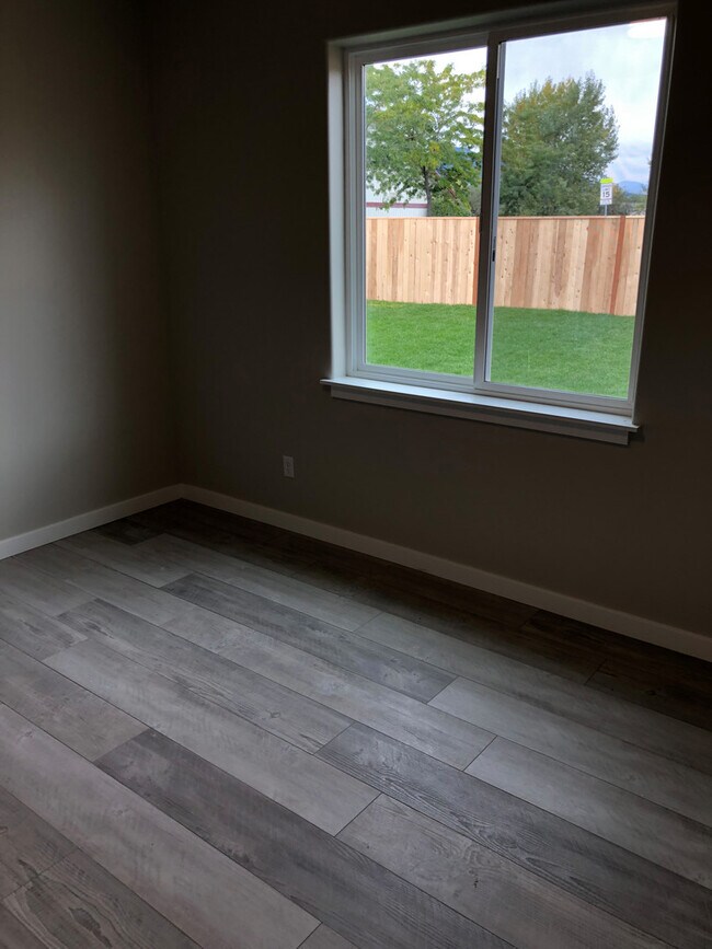 Building Photo - Modern Townhome with Heated Garage