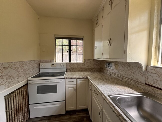 Building Photo - 3-bedroom, 2-bath student house