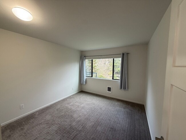 Building Photo - Beautiful 2 bed, 1 bath Shoreline Condo, $1975/mo.