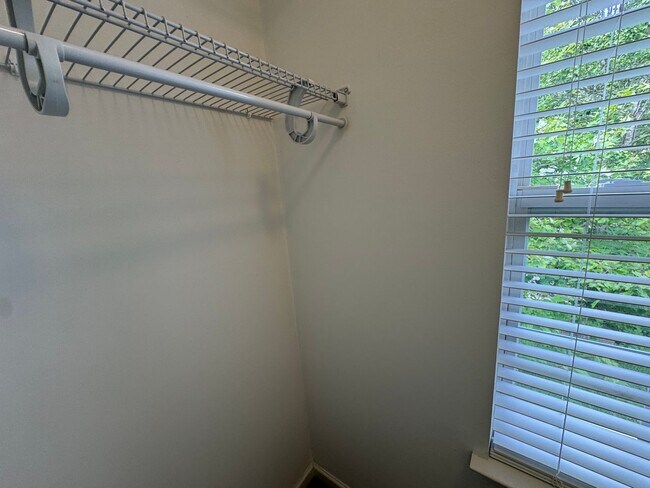 Building Photo - Move-in Ready! **Move-in Special** $250 of...
