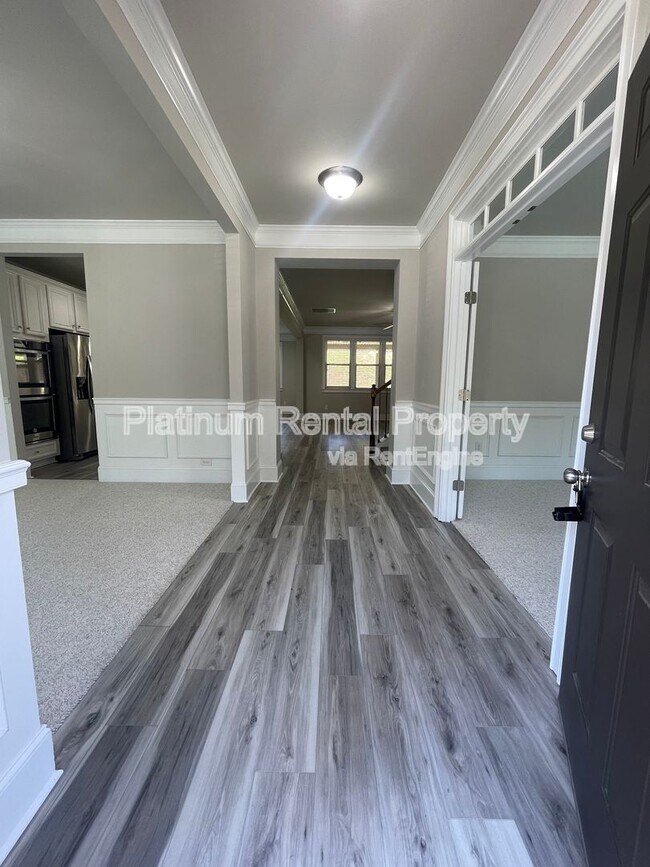 Building Photo - 5180 Mirror Lake Dr