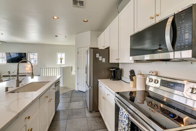 Building Photo - 2837 E Dunbar Dr