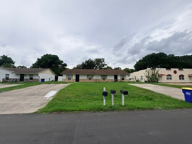 Building Photo - 2312 Fern Palm Dr