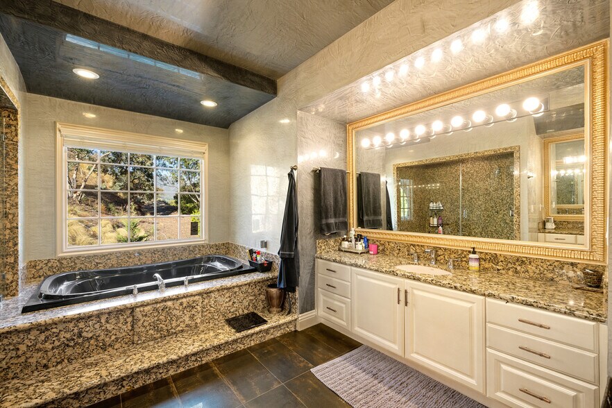 Building Photo - 3331 Oakmont View Dr