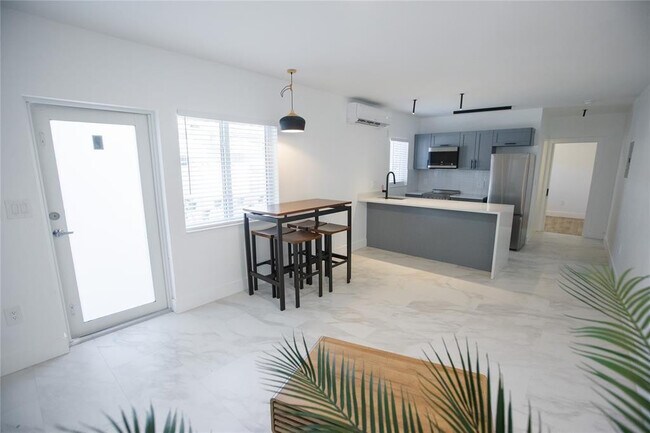 Building Photo - 1112 NE 17th Terrace