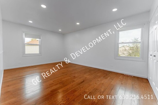 Building Photo - *** TWO WEEKS FREE RENT! 2600 SQ FT / 2 WE...