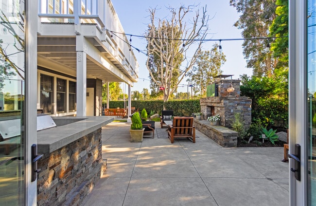 Building Photo - 13 Cape Danbury