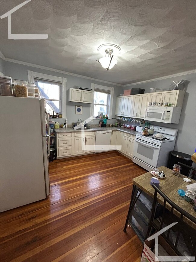 Primary Photo - Large 1 bed unit in a prime location near ...